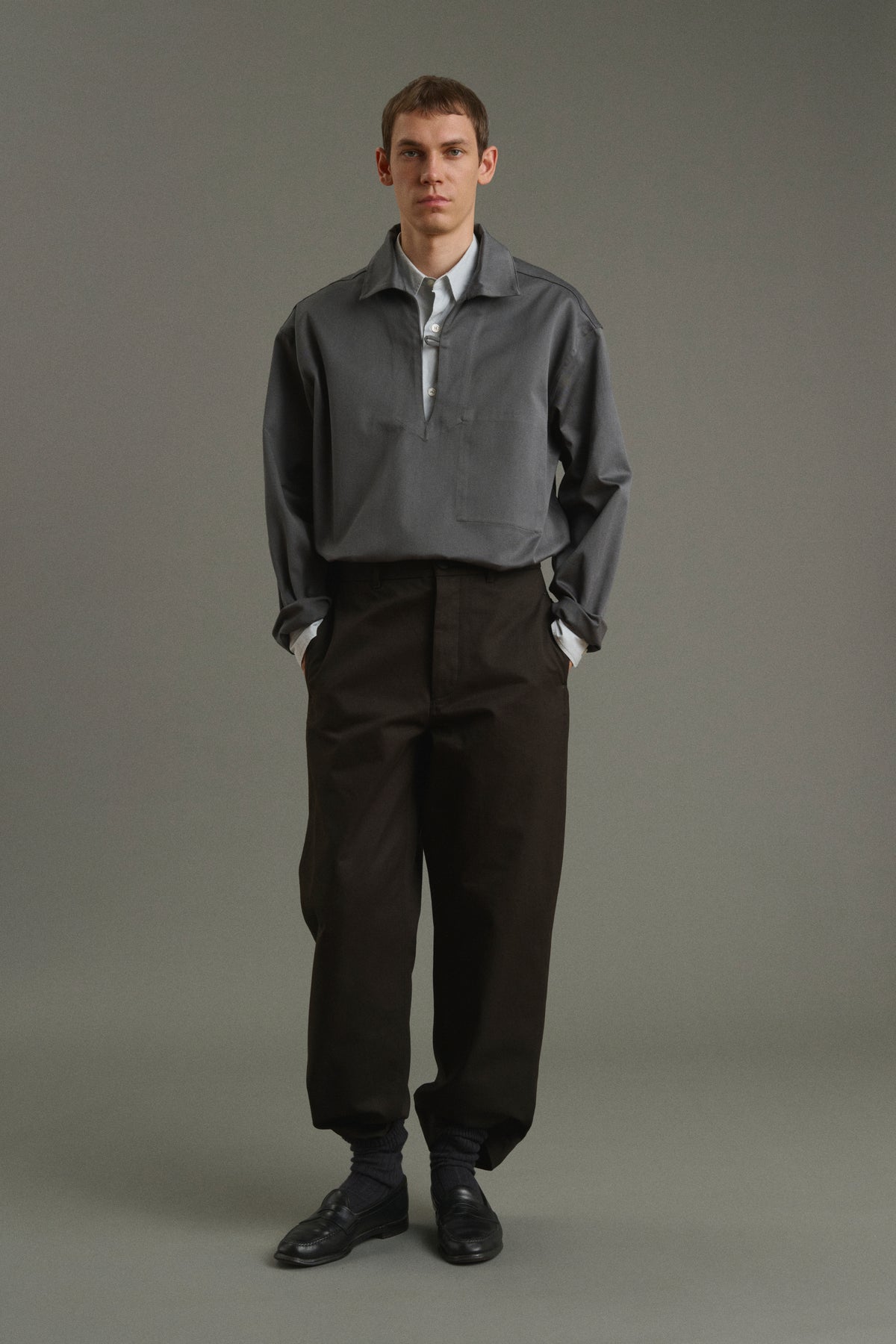 Herrenhose Chet – braune Chino aus Baumwollgabardine – Frère vue 1